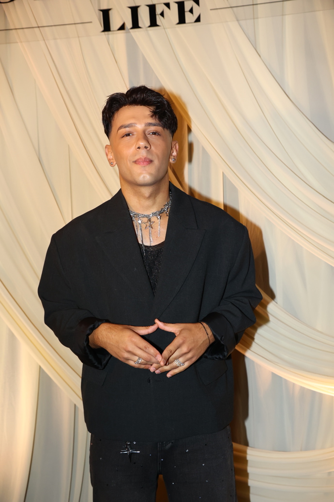 Honza dobře ví, jak se do společnosti obléknout. 