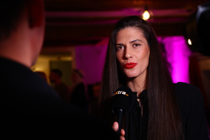 Když se jí nějaký herec líbí a nastuduje si ho, manželovi ho doporučí.