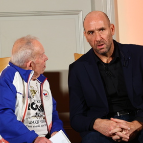 Své dvě dcery sice na zelený trávník nikdy nevedl, ale sport u nich hraje velmi důležitou roli.