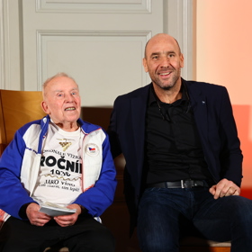 Mladší dcera se aktivně věnuje gymnastice a tancování, starší zase preferuje tenis a volejbal.