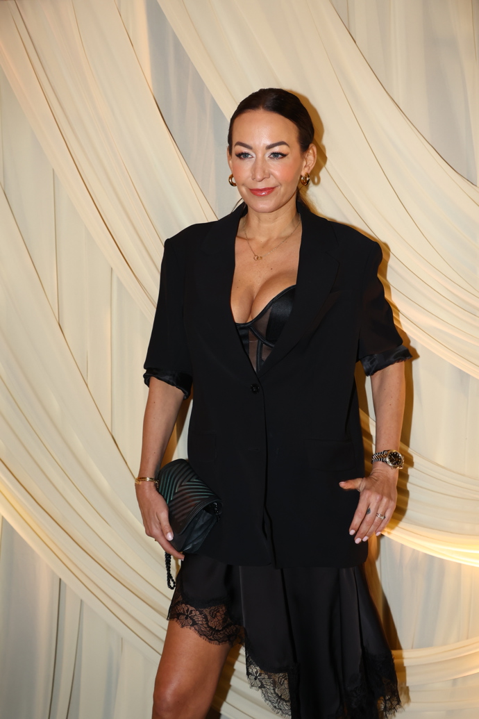 Agáta Hanychová oblékla černé minišaty s korzetem, přes který oblékla černé sako. 