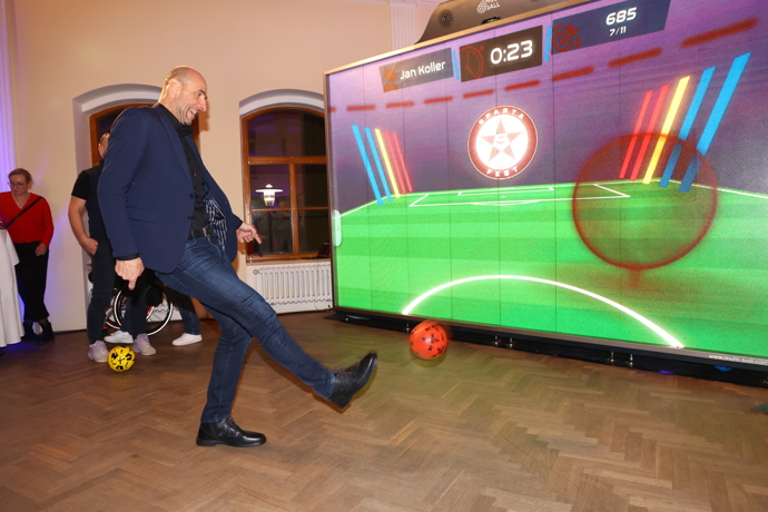 Poukázal například na to, že hokejisté mohou díky střídání hrát na profesionální úrovni i v mnohem vyšším věku.