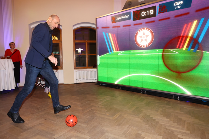 Sám nyní ve volném čase preferuje s partou spíše amatérský hokej, po kterém prý není tak fyzicky zničený.