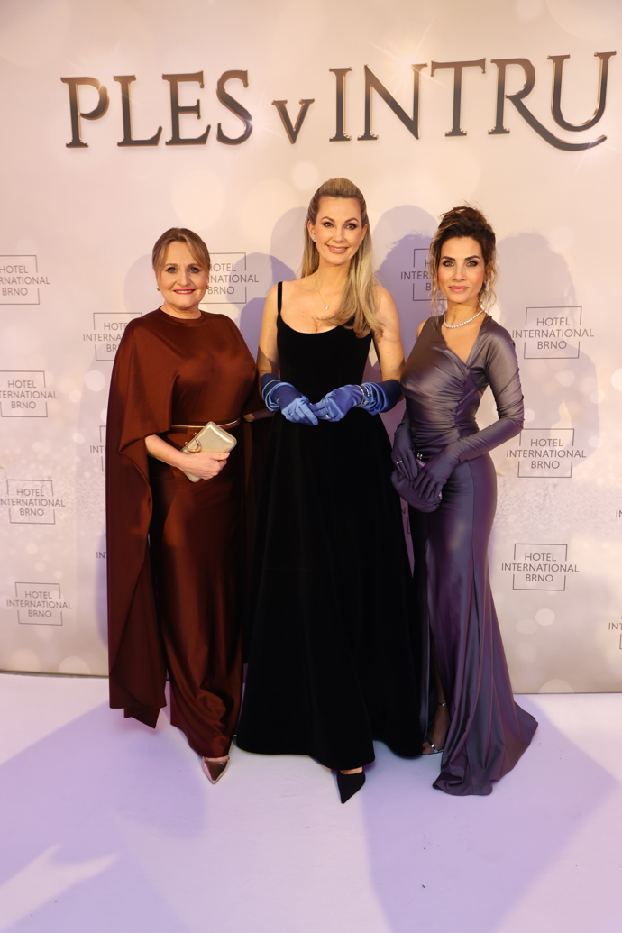 Eva Decastelo, Sandra Parmová a Regina Řandová vyrazily na ples.