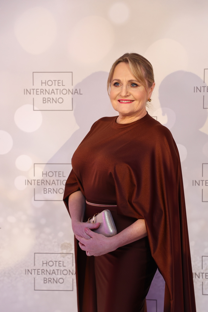 Regina Řandová zvolila bronzové šaty.