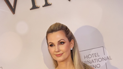 FOTO: Moderátorka Sandra Parmová doplnila šaty o rukavičky.