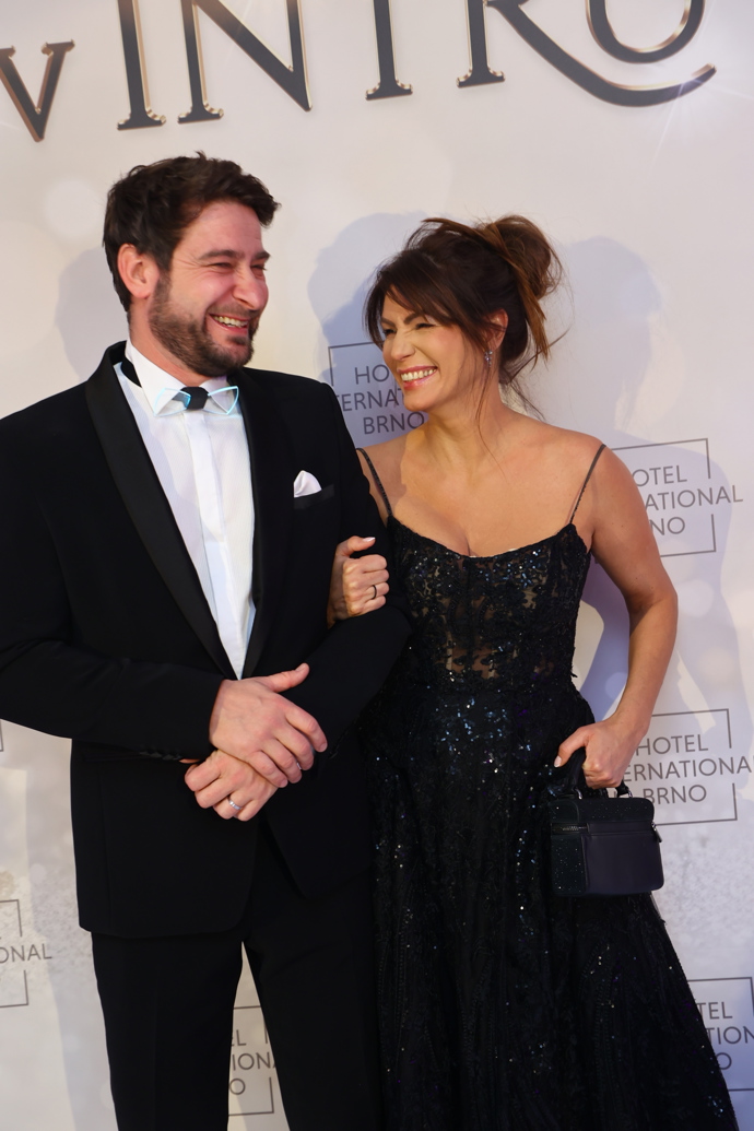 Herec Marek Němec s manželkou Petrou jsou samý úsměv.