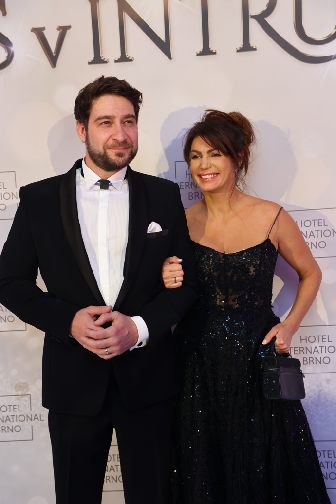 Herec Marek Němec s manželkou Petrou vyrazili na ples.