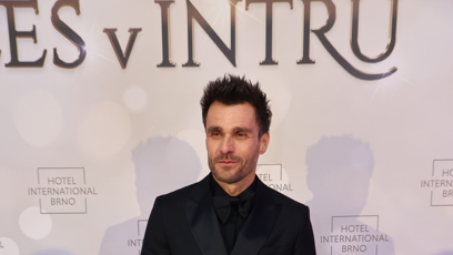 FOTO: Leoš Mareš dorazil celý v černém.