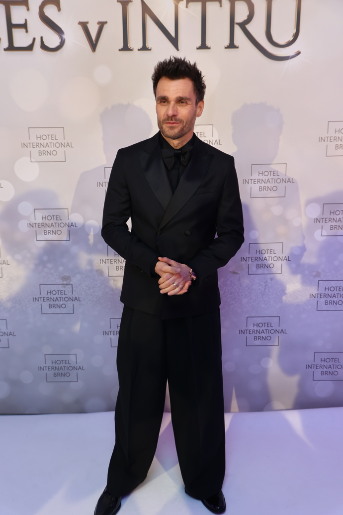 Leoš Mareš dorazil celý v černém.