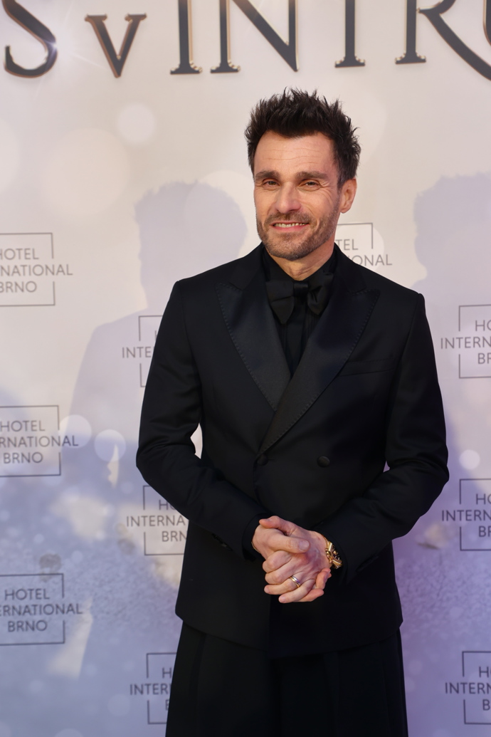 Moderátor Leoš Mareš má šibalský úsměv.