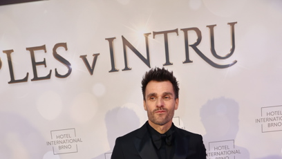 FOTO: Moderátor Leoš Mareš dorazil na ples sám.