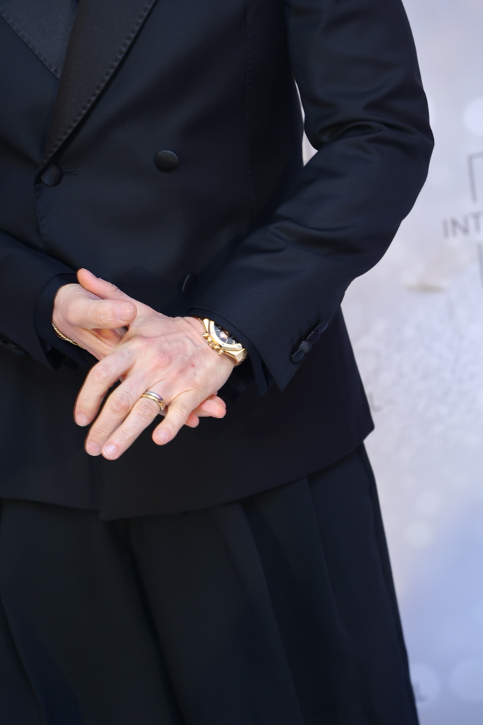 Moderátor Leoš Mareš ukázal hodinky.