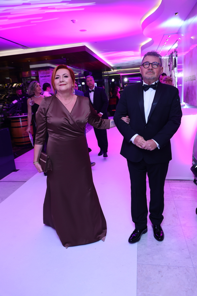 Ministryně Alena Schillerová dorazila na ples po boku manžela.