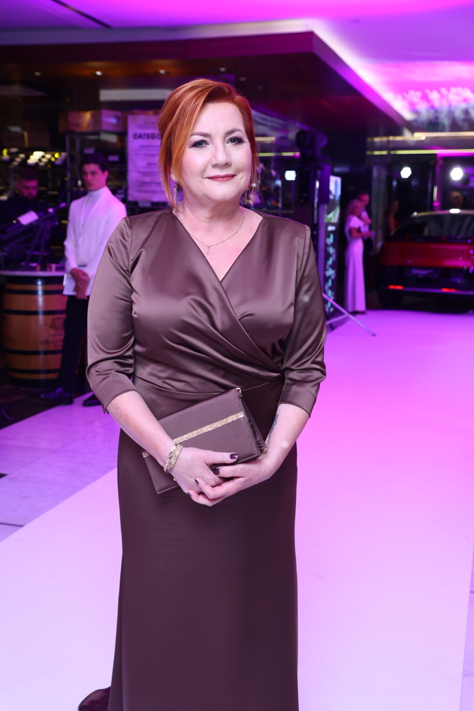 Ministryně Alena Schillerová vsadila na šaty v barvě čokolády.