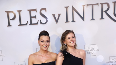 FOTO: Iva Kubelková vzala dceru Natálii Jiráskovou na ples.