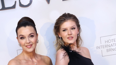 FOTO: Iva Kubelková vzala dceru Natálii Jiráskovou na ples. Dámy se sladily.