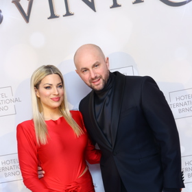 Eva Perkausová s manželem zářili na Plesu v Intru.