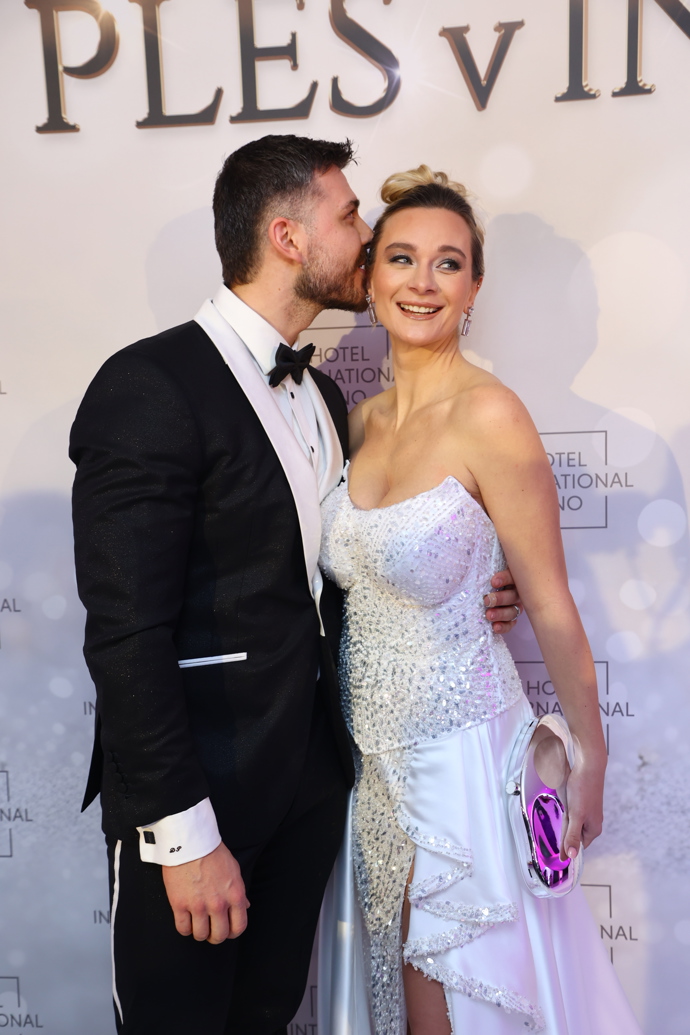 Novopečení rodiče si zašli na ples.