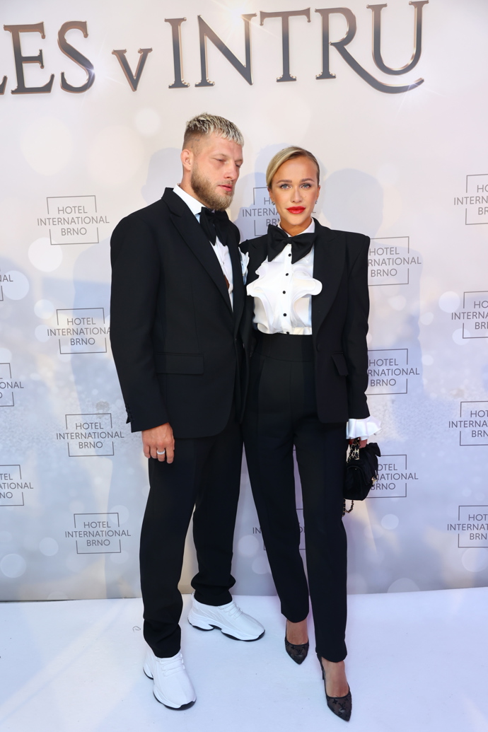 Ples v Intru si nenechali ujít ani Nela Slováková s Radkem Roušalem.