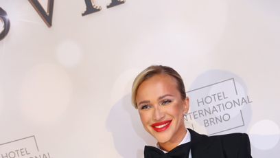 FOTO: Nela Slováková doplnila outfit o Chanel kabelku.