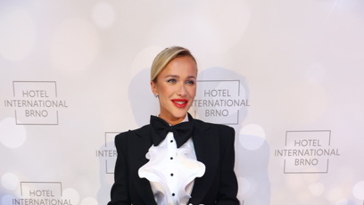 FOTO: Nela Slováková tentokrát nevsadila na šaty s výstřihem či rozparkem.