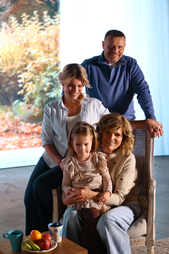 Michaela Gemrotová na snímku s maminkou, dcerou a manželem.