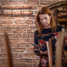 Kateřina mu přestává věřit a vyptává se na věci, na které by nejraději zapomněl. 