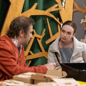 Když se Lukáš objeví v dílně a chce hned pracovat, Helena zbystří. Něco jí tady nehraje.