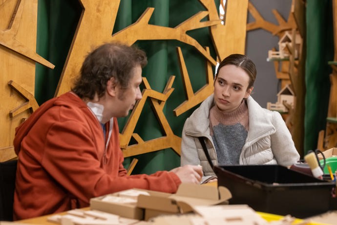 Když se Lukáš objeví v dílně a chce hned začít pracovat, Helena zbystří. Něco jí tady nehraje.