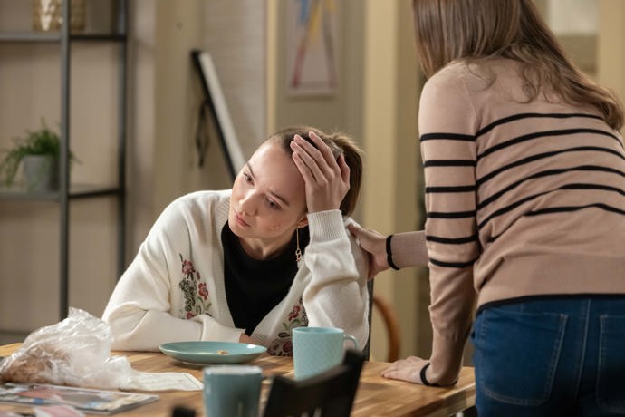 Žofka ale má problémy, na tváři se jí objeví nepříjemná vyrážka.