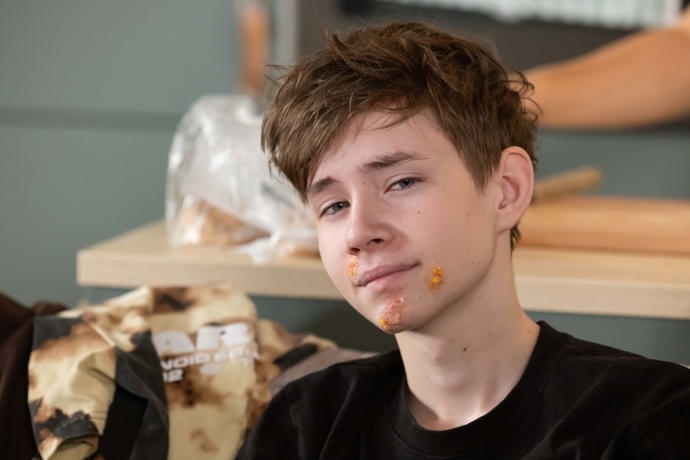 Maturanty trápí nejen infekční nemoc. Přijdou totiž o moderátora večera.