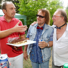 Jiří Valenta (uprostřed) a Petr Janda (vpravo) s kamarádem na zahradní párty v roce 2015.