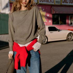 Výrazný svetr, uvázaný kolem pasu, povýší i ležérní outfity.