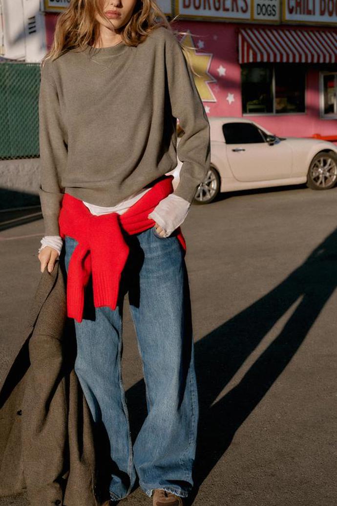 Výrazný svetr, uvázaný kolem pasu, povýší i ležérní outfity.