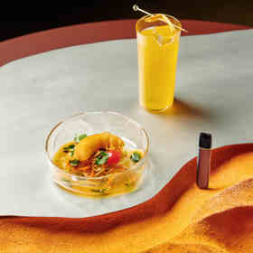 Salát Elizabeth Kopecké s mangem a krevetou se dočkal také svého mangového drinku. 