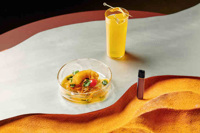 Salát Elizabeth Kopecké s mangem a krevetou se dočkal také svého mangového drinku. 