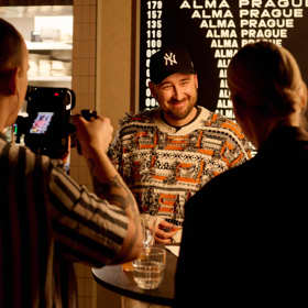Patrik Gémeš je autorem populárního food projektu @patrikplates, založeného na spontánní, jednoduché otázce, která je přitom nečekaně osobní: „Kdybych ti mohl uvařit jedno jídlo, které by to bylo?“ 