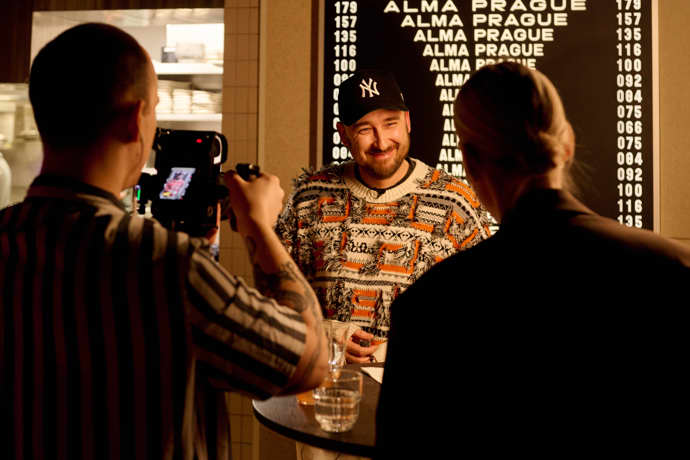 Patrik Gémeš je autorem populárního food projektu @patrikplates, založeného na spontánní, jednoduché otázce, která je přitom nečekaně osobní: „Kdybych ti mohl uvařit jedno jídlo, které by to bylo?“ 