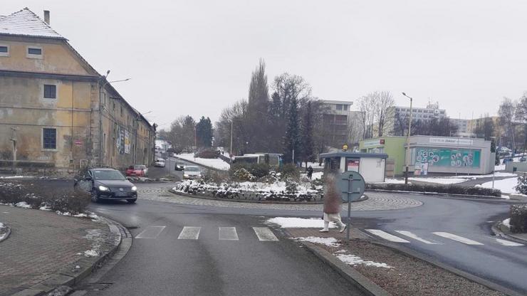 Řidič smetl na přechodu pro chodce dívku a z místa ujel.
