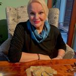 Kartářka Iveta Vojtová vás ve své pracovně přivítá v křesle, před sebou má balíček karet. 