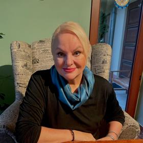 Kartářka Iveta Vojtová vás ve své pracovně přivítá v křesle, před sebou má balíček karet. 