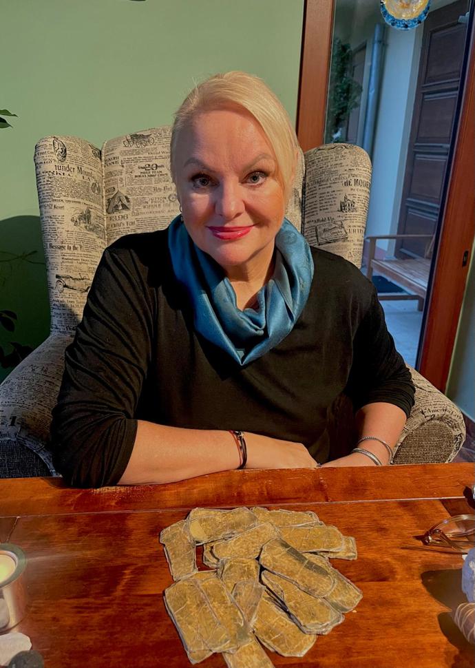 Kartářka Iveta Vojtová vás ve své pracovně přivítá v křesle, před sebou má balíček karet. 