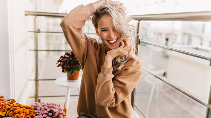 žena, štěstí, radost, balkon