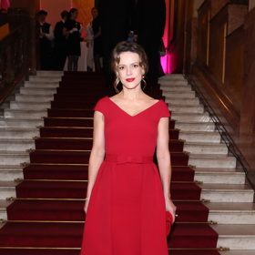 Šaty Andrey Růžičkové se dají modifikovat v kratší koktejlky podle aktuální příležitosti. Doplnila je zlatými šperky s perličkami.