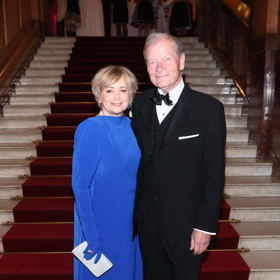 Herečka Jana Nagyová s manželem Toni Pulmem. Představitelka Arabely oblékla šaty od Martiny Pipkové Loudové a doplnila je o šperky Michala Kadaníka.