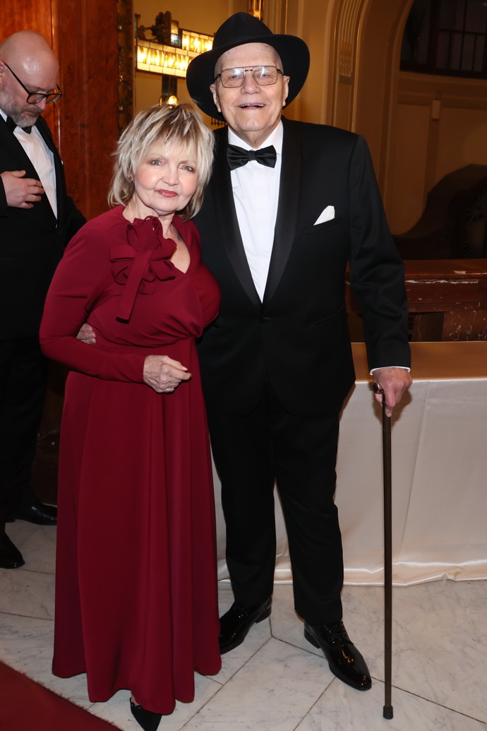 Legendy Eva Hrušková a Jan Přeučil. Eva vynesla bordó róbu s dlouhým rukávem od Martiny Pipkové Loudové, doplnila ji šperky od Michala Kadaníka. 