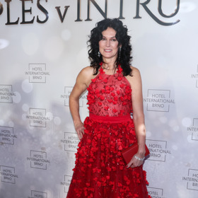 Šárka Kašpárková si vzala výrazné rudé šaty od návrháře Miroslava Michaela Knota.