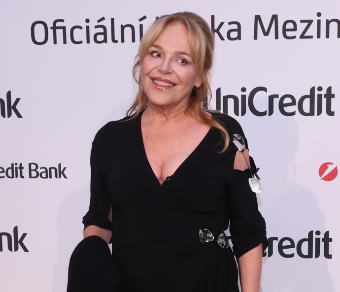 K asymetrickému výstřihu, na snímku i k véčkovému, se také hodí polosvázané vlasy, které odhalí a prodlouží krk. 