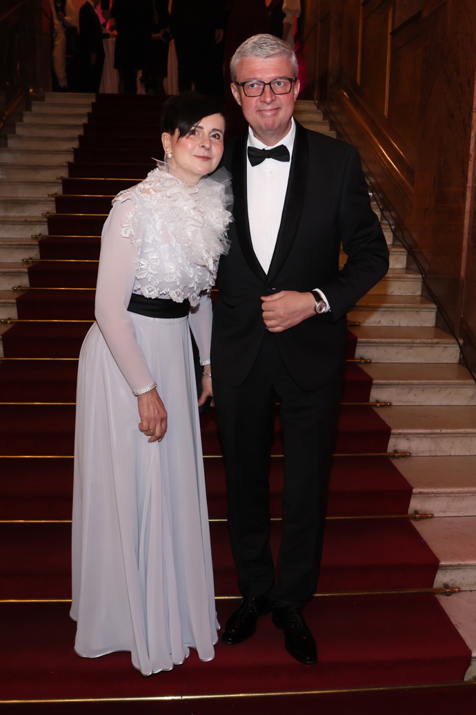 Ministr Karel Havlíček v doprovodu manželky, která světlé šaty přepásala kontrastním páskem. 